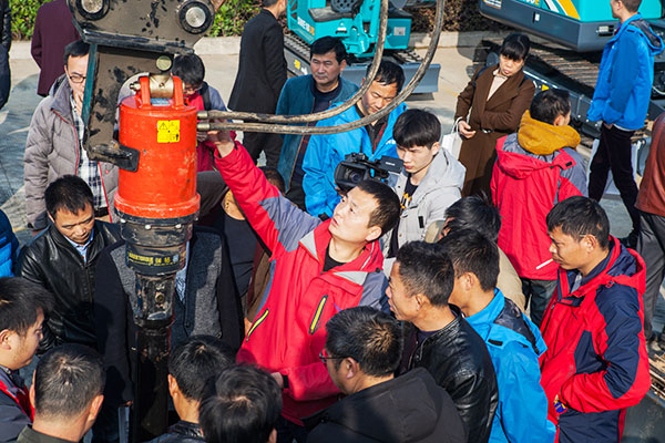 十年相随，成就彼此，来听听Z6人生就是博智能挖掘机客户的真实声音