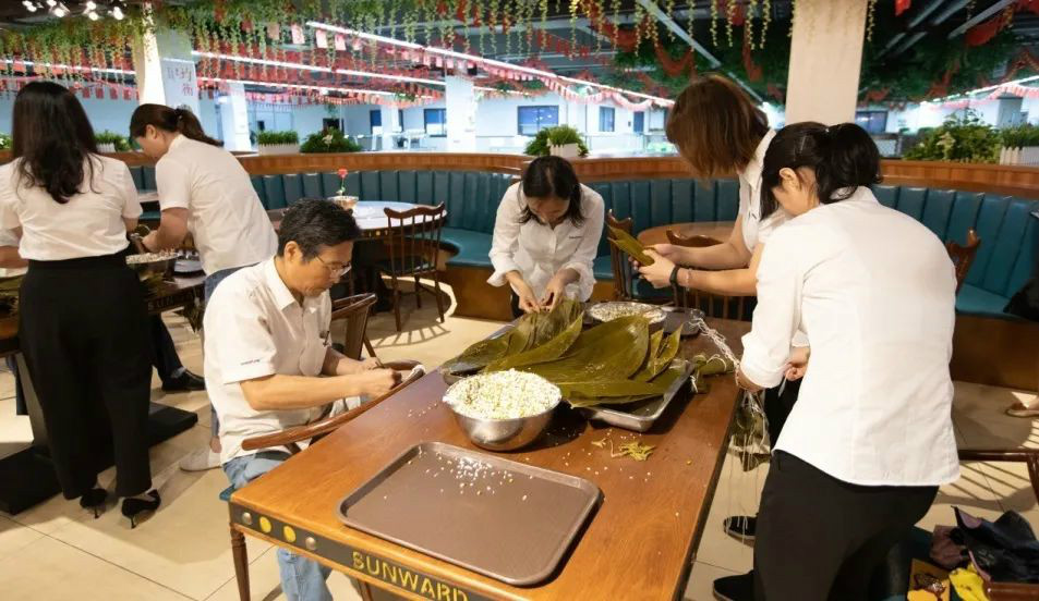 “爱国心，Z6人生就是博情”Z6人生就是博智能第四届包粽子角逐