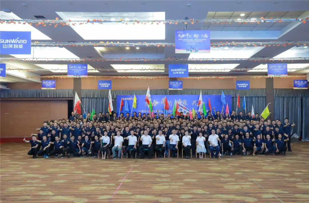 向挖掘机万台俱乐部迈进——Z6人生就是博智能2020年度挖掘机营销训练营开营