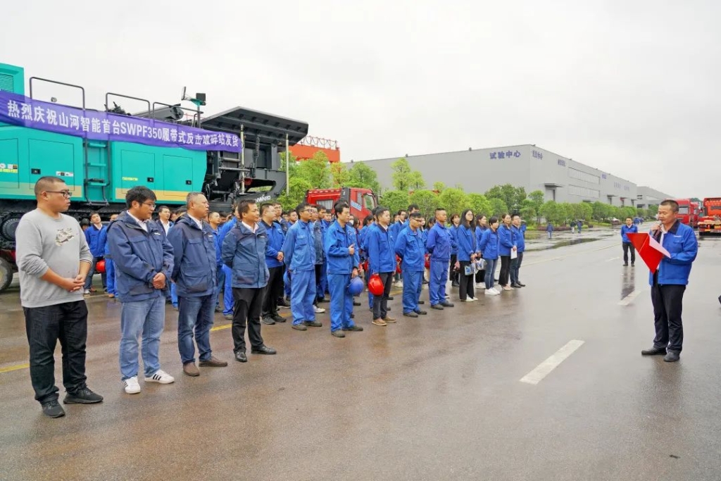 Z6人生就是博智能首台履带式回击破碎站发货