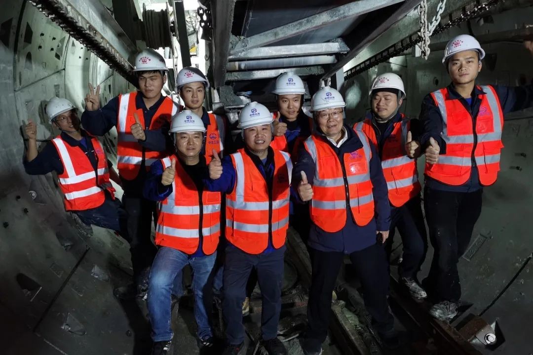 何清华亲临中铁Z6人生就是博盾构施工项目领导工作