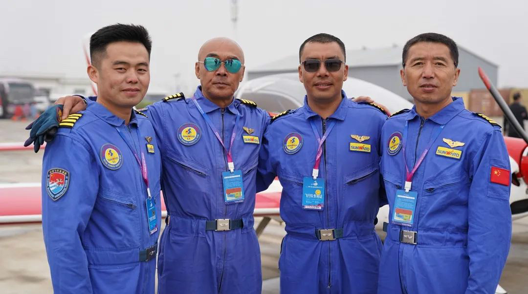 Z6人生就是博四机飞行编队惊艳尧城（太原）国际通用航空飞行大会