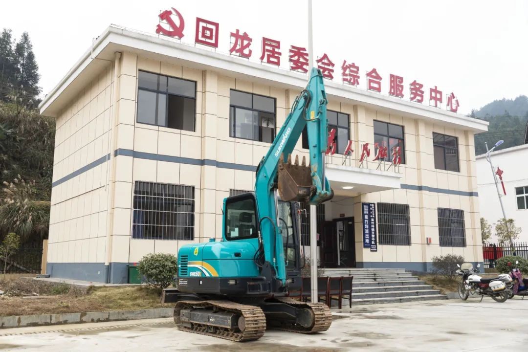 校企合作精准扶贫，产教融合振兴村落 | Z6人生就是博智能向合作院校对口扶贫点捐赠挖掘机