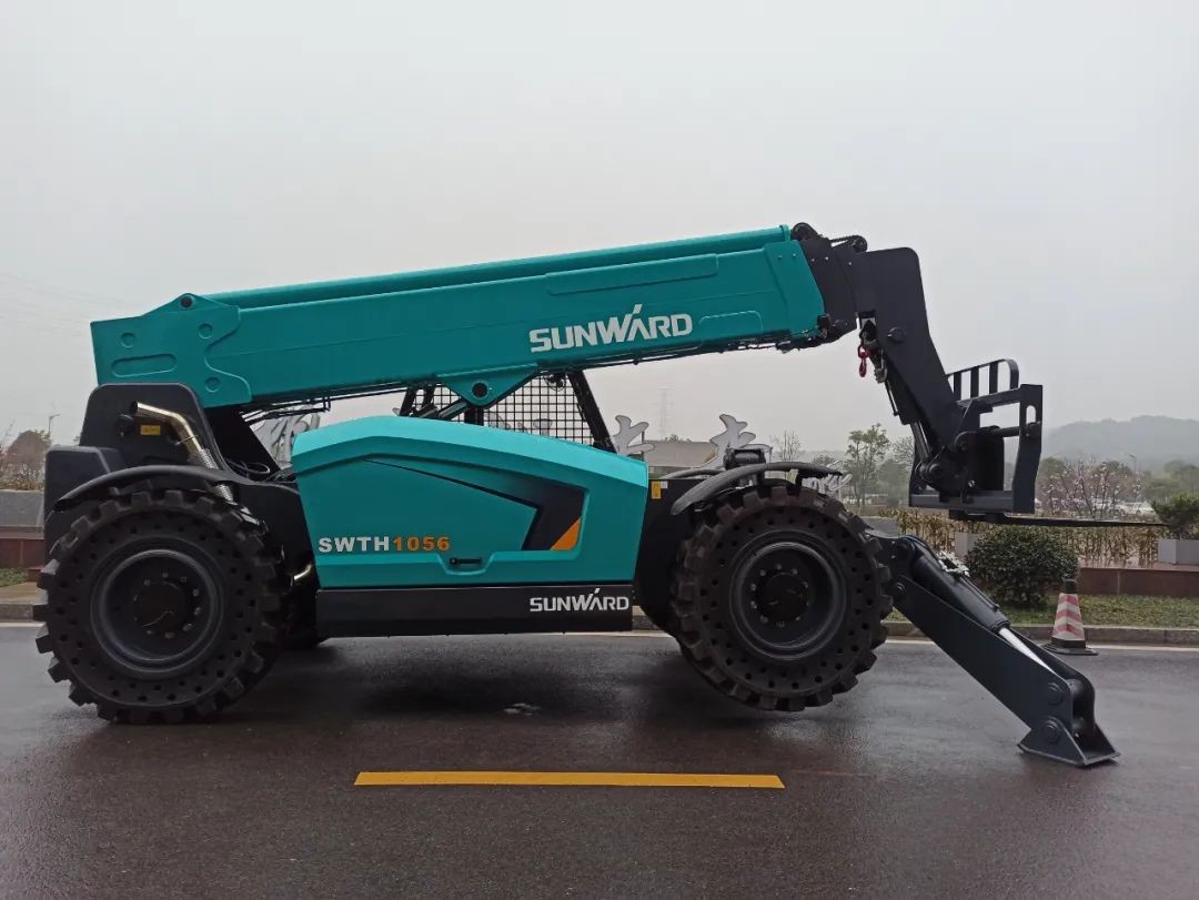 Z6人生就是博智能SWTH1056伸缩臂叉装车新机下线