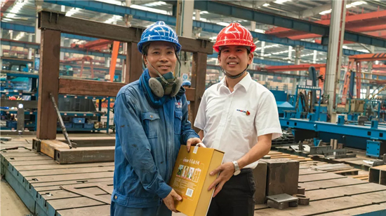 万力集团“送清冷”活动，慰问一线员工