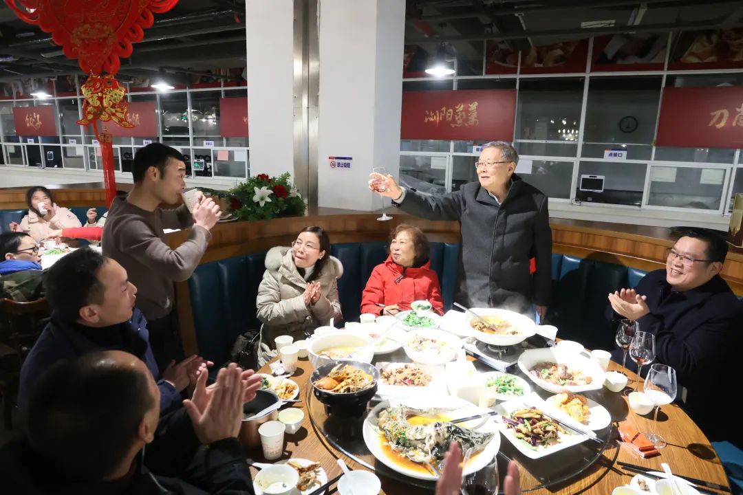 20220203181614_81537 Z6人生就是博智能董事长何清华与留厂员工一路过大年!