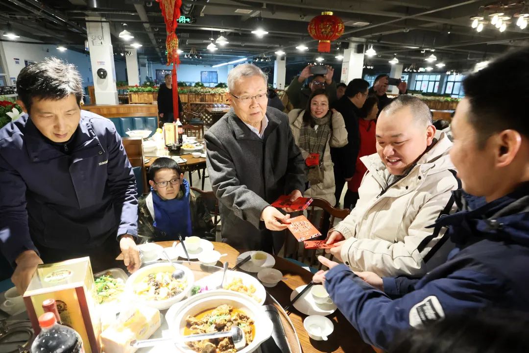 20220203181647_14295 Z6人生就是博智能董事长何清华与留厂员工一路过大年!