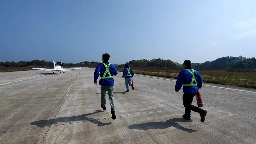 20220322094638_49005 空位协同显技巧!湖南航空应急接济队Z6人生就是博机组发展特情措置应急演练