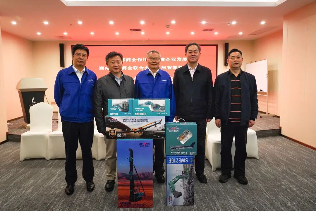 抱团出海，携手共赢！何清华带队赴湖南异地商会结合会造访互换