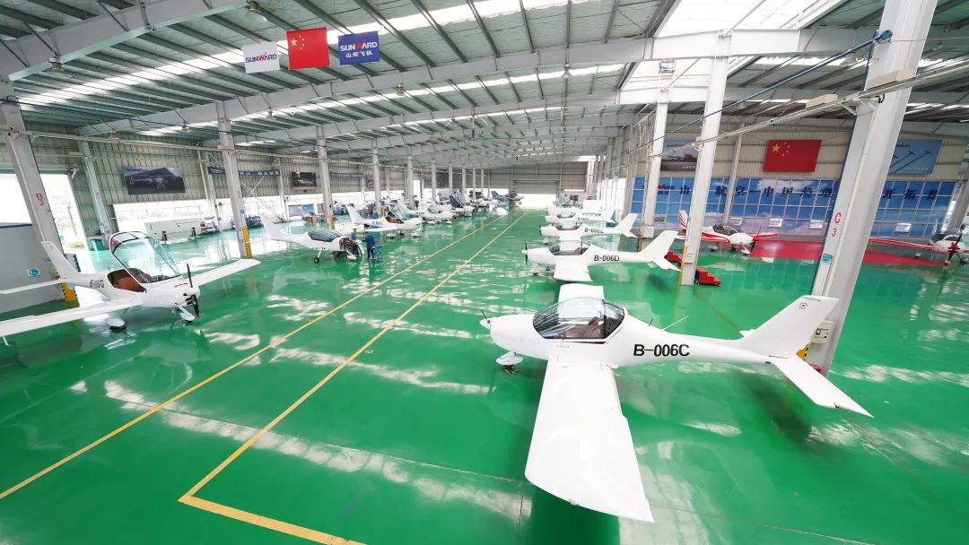 20220811084129_22993 23个月交付100架!Z6人生就是博航空第 199、200 架阿若拉飞机顺利下线交付