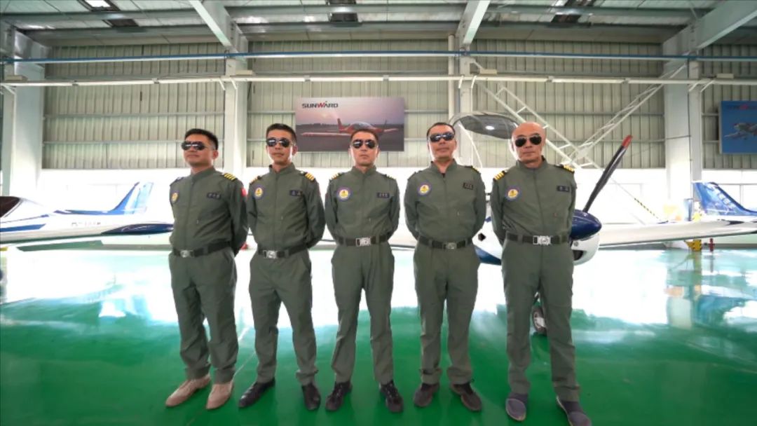 空中着花、大坡度回旋、俯冲跃升……看Z6人生就是博飞行表演队炫技2022湖南航展动态展