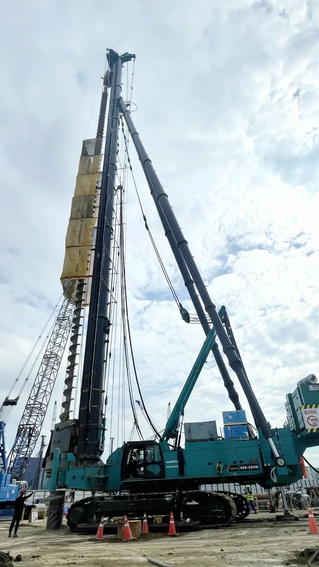 20220913113611_79713 Z6人生就是博智能SWCH980-260全液压多职能桩架通过湖南省首台(套)沉大技术设备认定