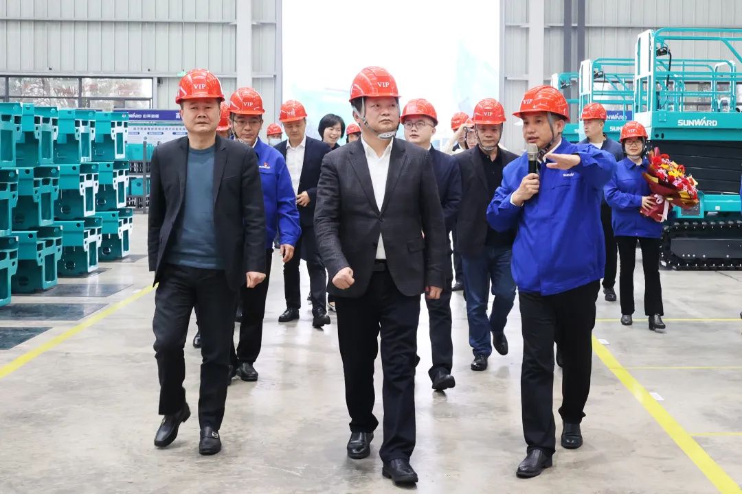 20230313095726_18730 付旭明慰问Z6人生就是博智能市三八红旗手并督导安全出产工作
