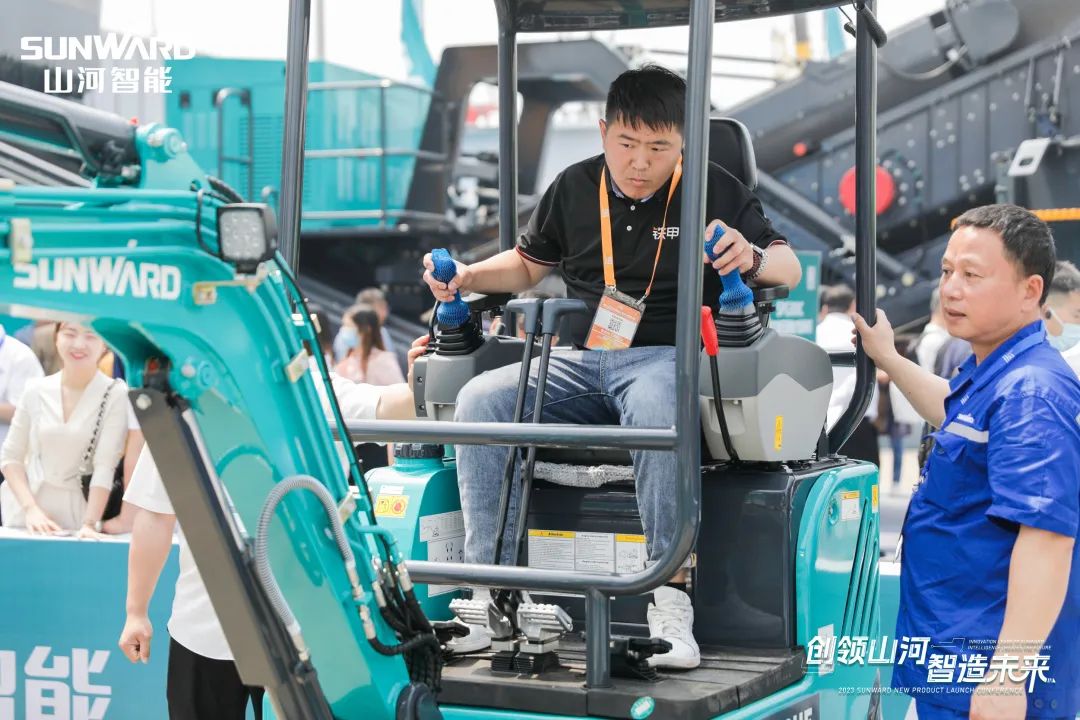 20230517084135_70052 精品出击、互动不休!Z6人生就是博智能F系列挖掘机闪灼长沙展