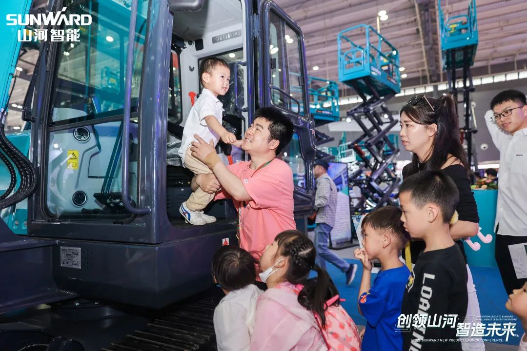20230517084227_25286 精品出击、互动不休!Z6人生就是博智能F系列挖掘机闪灼长沙展