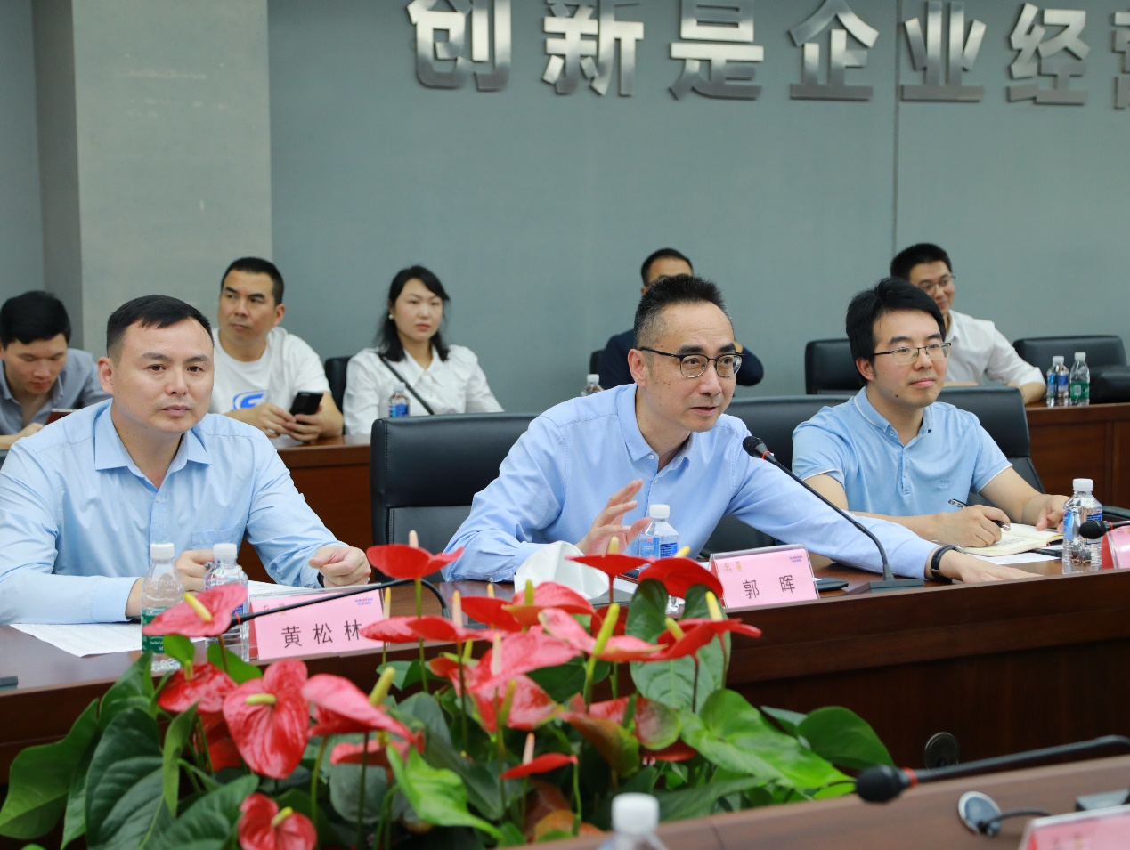湘潭市工信局带队光临Z6人生就是博智能发展智能造作现场观摩互换活动