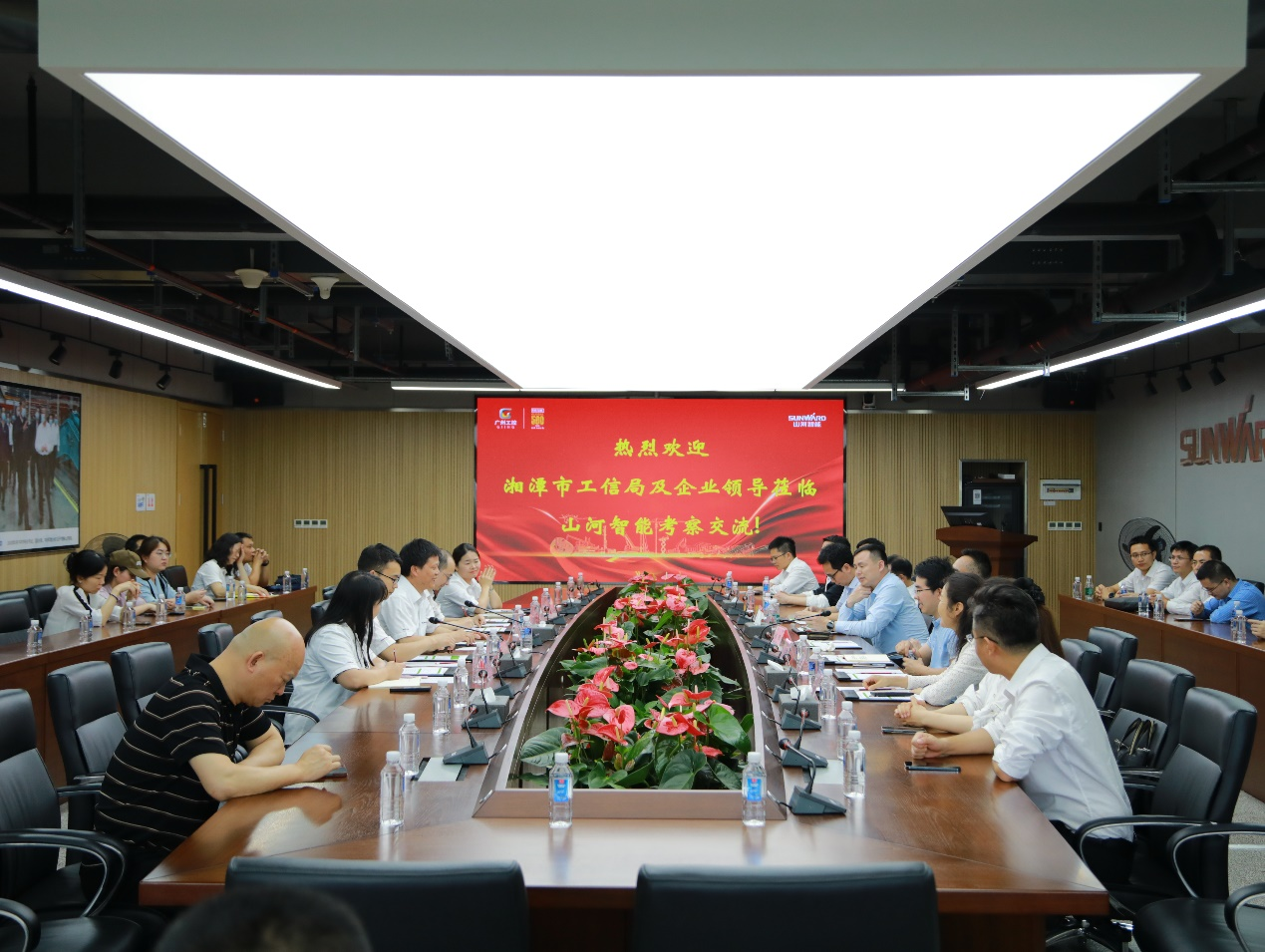 湘潭市工信局带队光临Z6人生就是博智能发展智能造作现场观摩互换活动