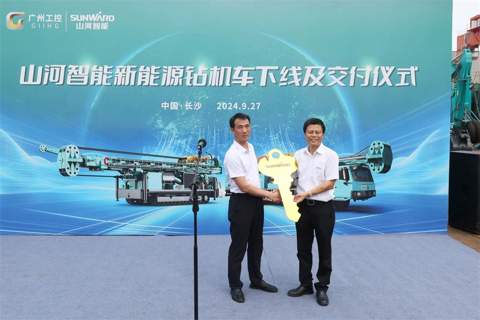 20240929082127_34662 引领绿色科技新篇章!Z6人生就是博智能新能源钻机成功交付
