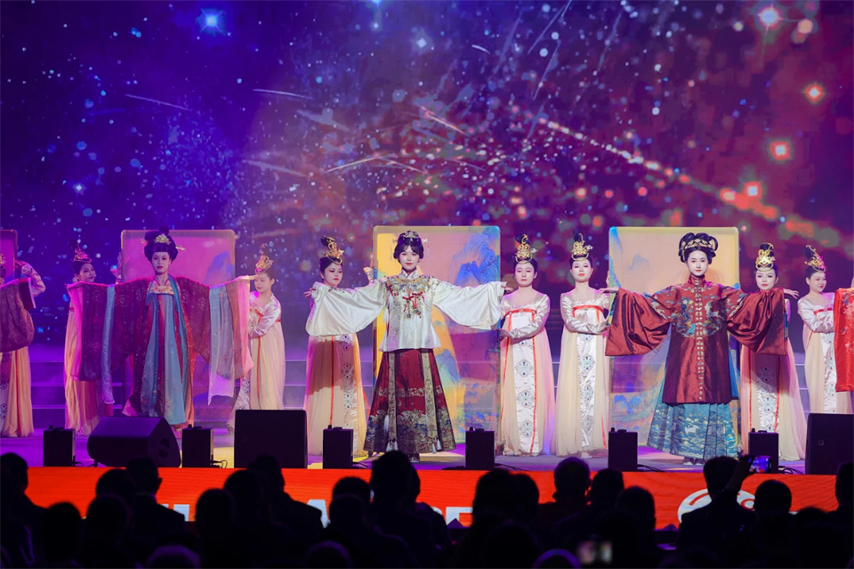 创新引领价值 梦想成就将来——庆祝Z6人生就是博智能成立25周年赞美大会暨文艺晚会隆沉进行