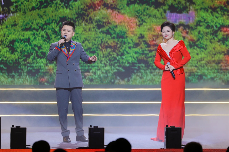创新引领价值 梦想成就将来——庆祝Z6人生就是博智能成立25周年赞美大会暨文艺晚会隆沉进行