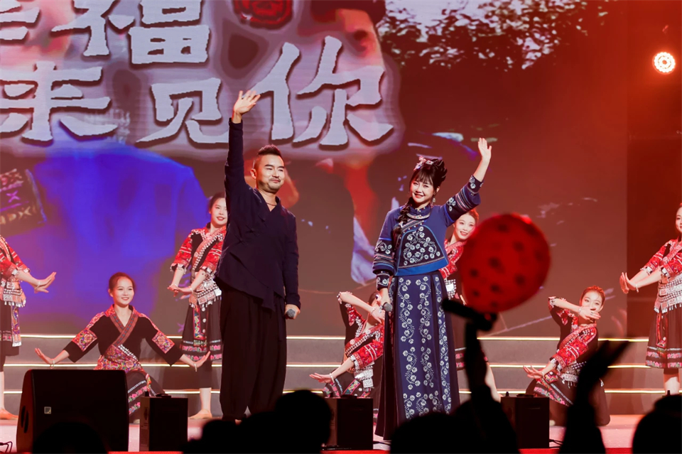 创新引领价值 梦想成就将来——庆祝Z6人生就是博智能成立25周年赞美大会暨文艺晚会隆沉进行