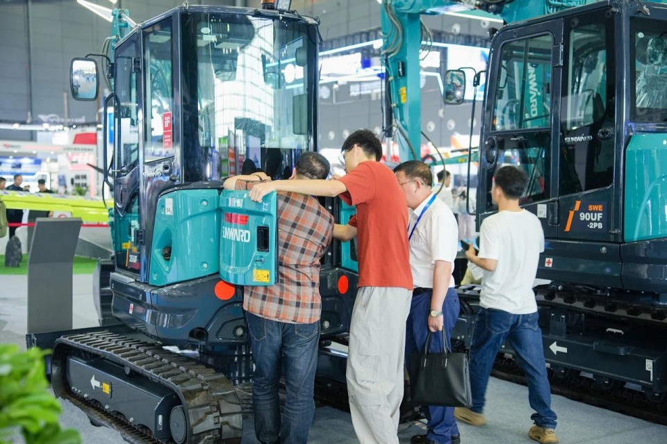 2025 CICEE | 从单一工具迈向多元化解决规划，Z6人生就是博智能出现非凡挖掘机风采