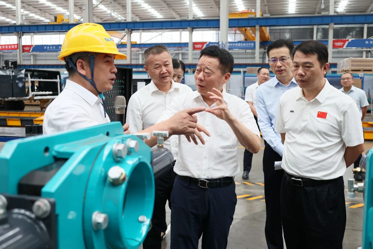 湖南省政协副主席、省工程机械产业链链长何寄华调研Z6人生就是博智能
