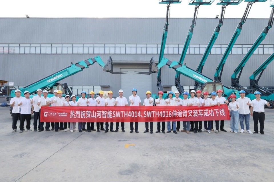 20250920085744_71227 高端机型“双箭齐发”!Z6人生就是博智能两款伸缩臂叉装车成功下线