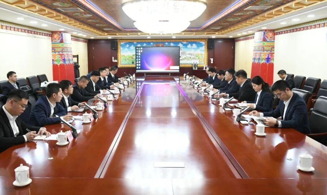 广州工控集团董事长景广军率Z6人生就是博智能团队到中国黄金集团造访互换