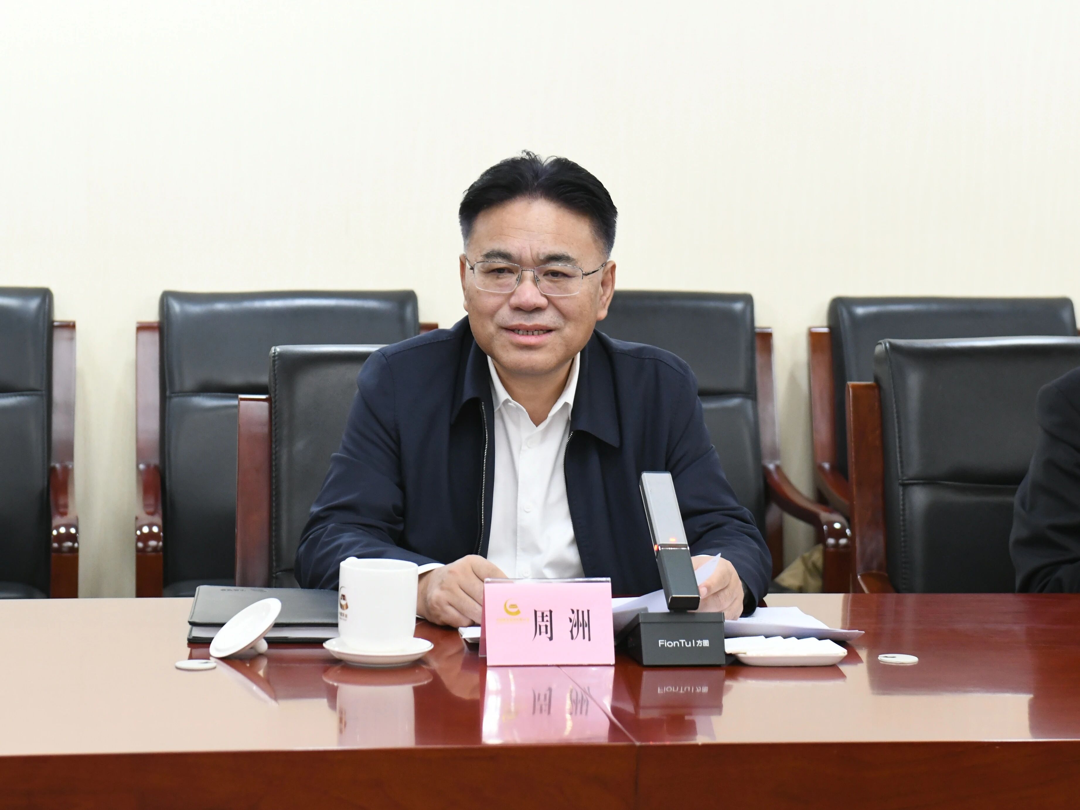 广州工控集团董事长景广军率Z6人生就是博智能团队到中国黄金集团造访互换