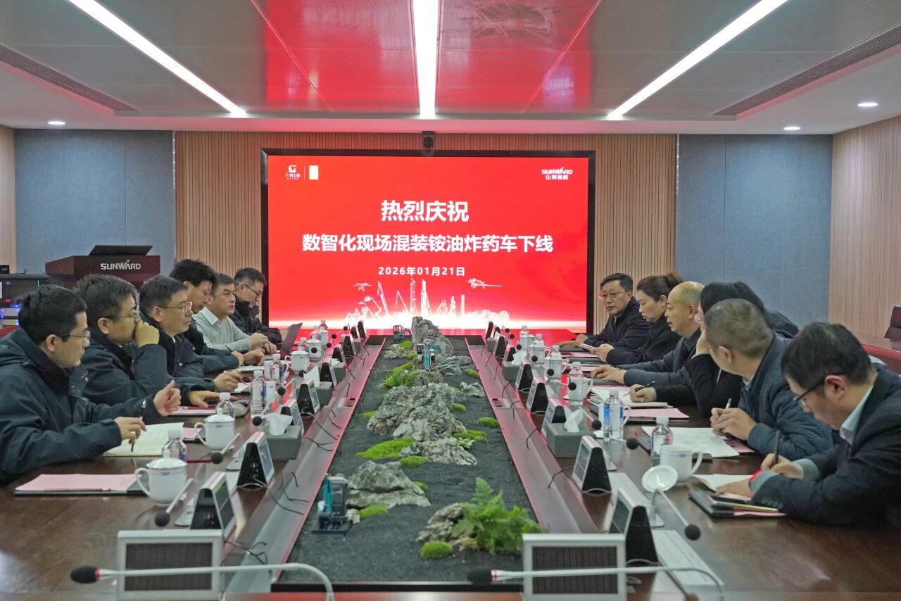 数智化现场混字油火药车下线!Z6人生就是博智能与易普力携手共筑智能矿山新篇章