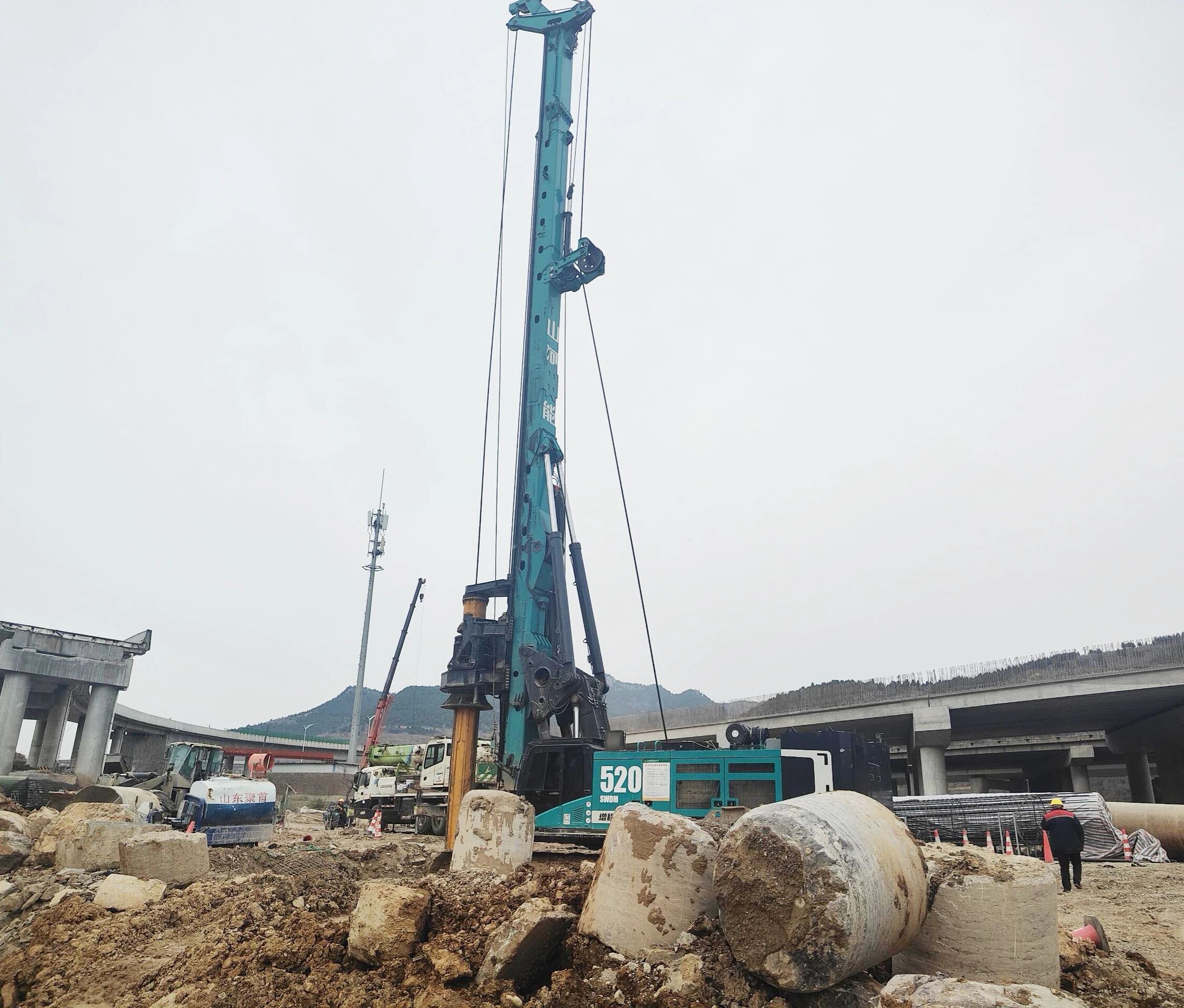 “亮剑”济南绕城改扩建项目，Z6人生就是博智能增程式电动旋挖钻机高效入岩受好评